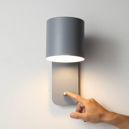 Stilfuld LED-væglampe med kontakt til moderne interiør – energieffektiv og nem at installere