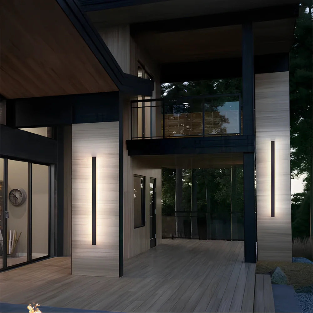 Moderne Buiten Wandlamp van Smeedijzer en Aluminium met LED Verlichting – Weerbestendig en Duurzaam Design