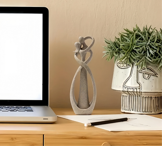 Abstract Beeldje van Eeuwige Omhelzing – Tijdloos Liefdes Symbool in Wit met Gouden Accenten, 20 cm Hoog 1