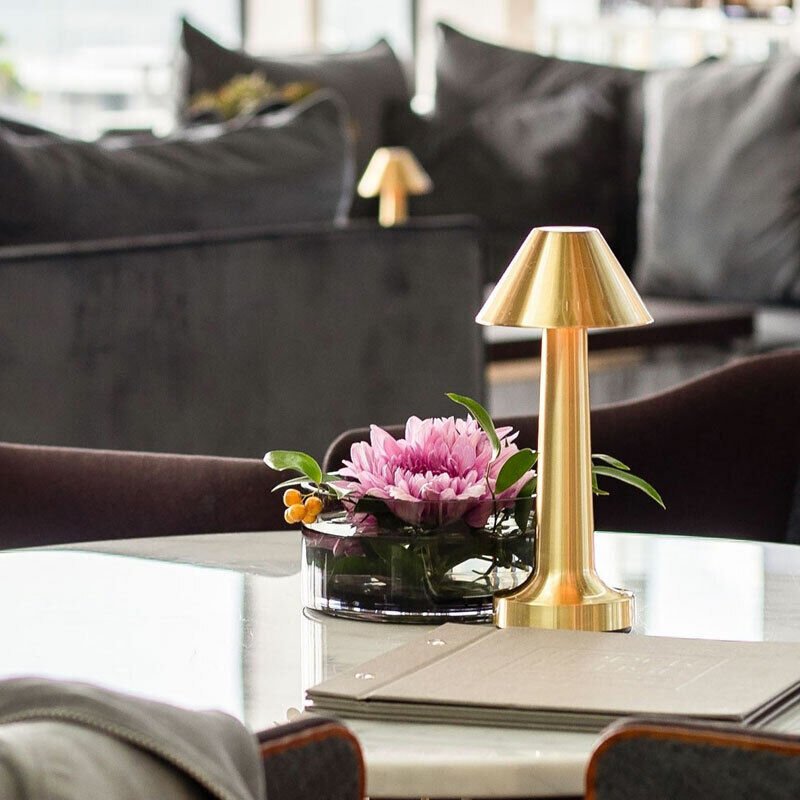 Dimbare Oplaadbare Tafellamp met LED Verlichting – Elegante Batterijlamp voor Cafés en Thuisgebruik 2