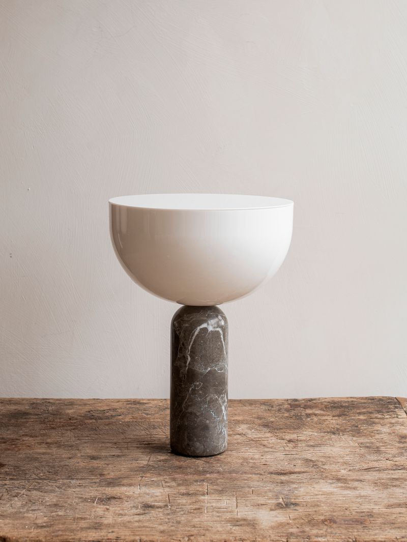 Draagbare Lamp met Natuurlijke Steenelementen en Wit Bovenstuk – Gris du Marais 0