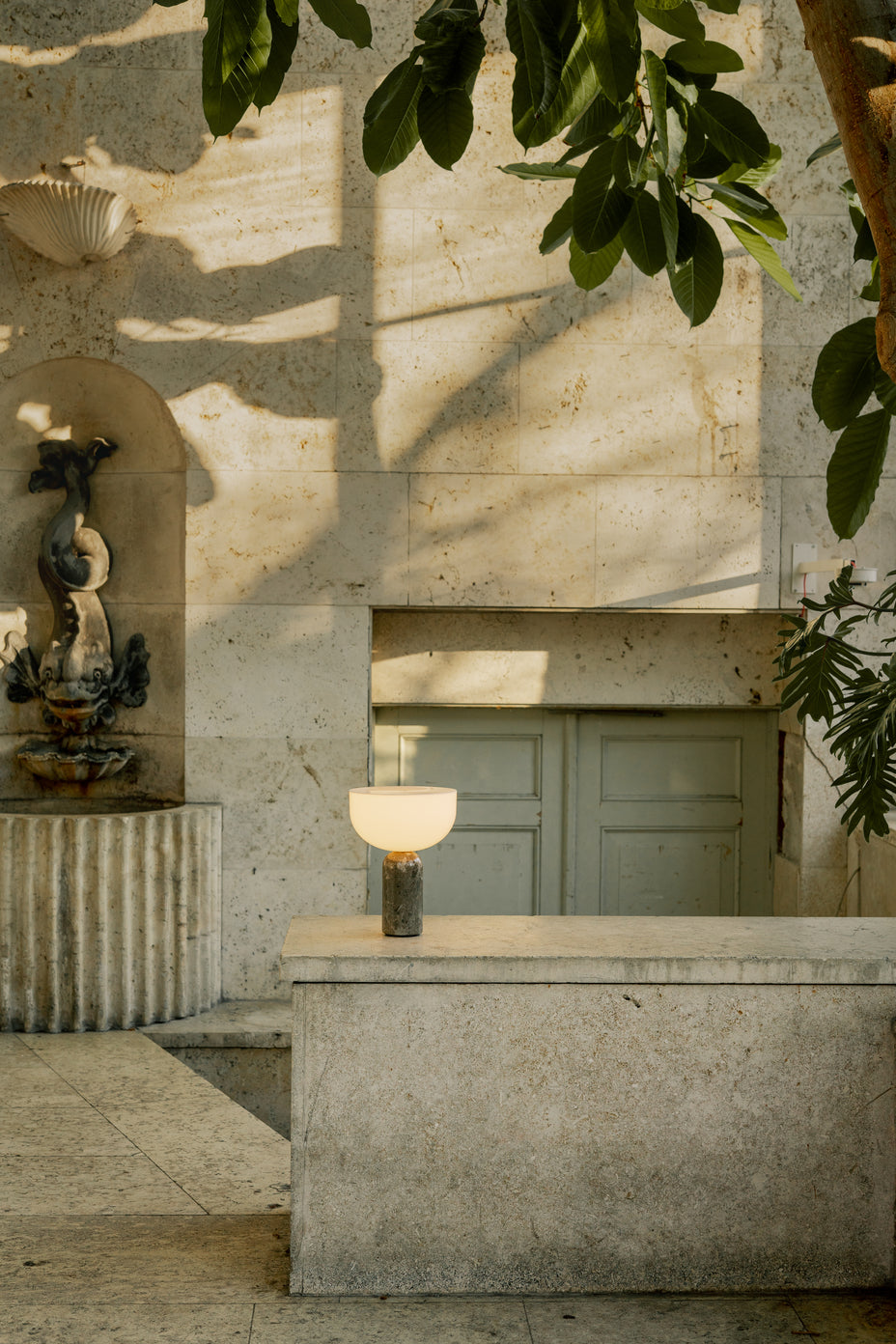 Draagbare Lamp met Natuurlijke Steenelementen en Wit Bovenstuk – Gris du Marais 1