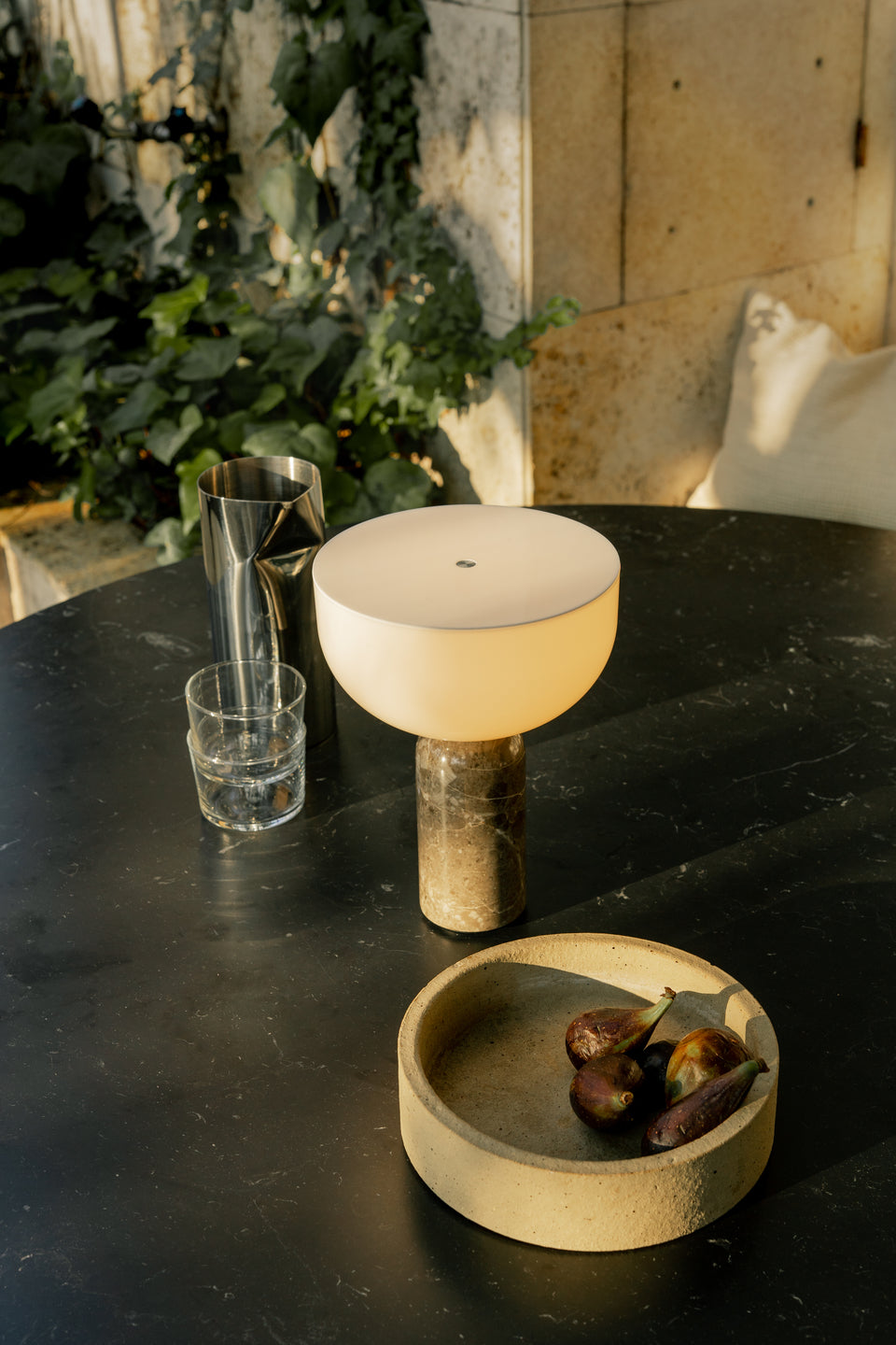 Draagbare Lamp met Natuurlijke Steenelementen en Wit Bovenstuk – Gris du Marais 2