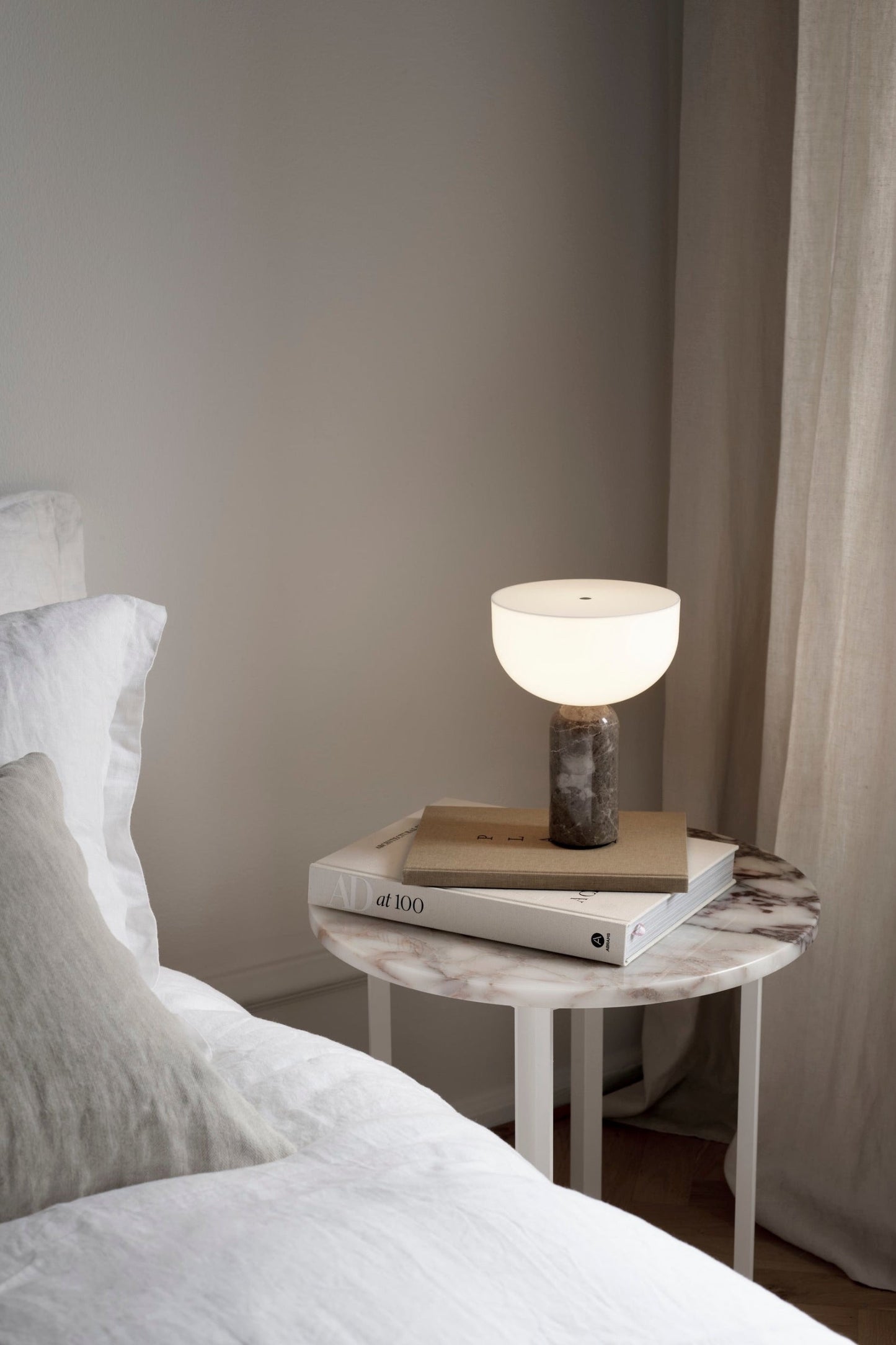 Draagbare Lamp met Natuurlijke Steenelementen en Wit Bovenstuk – Gris du Marais 3
