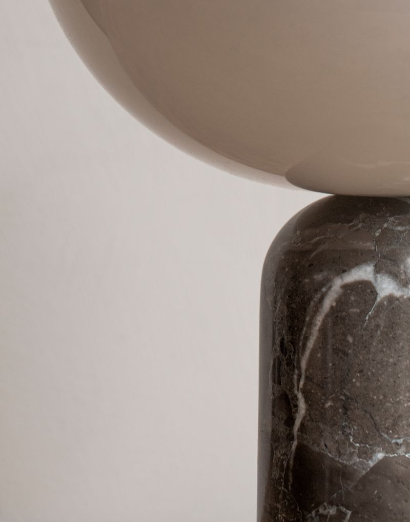 Draagbare Lamp met Natuurlijke Steenelementen en Wit Bovenstuk – Gris du Marais 4