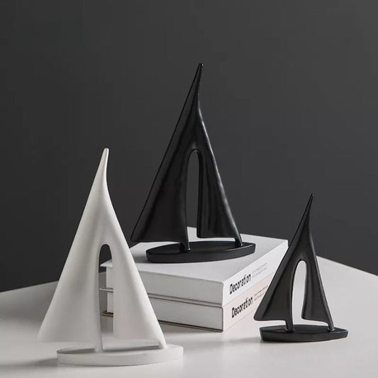 Elegante Maritieme Zeilboot Sculptuur voor Woondecoratie en Kantoor – Minimalistisch Design van Hoogwaardig Polyresin 1