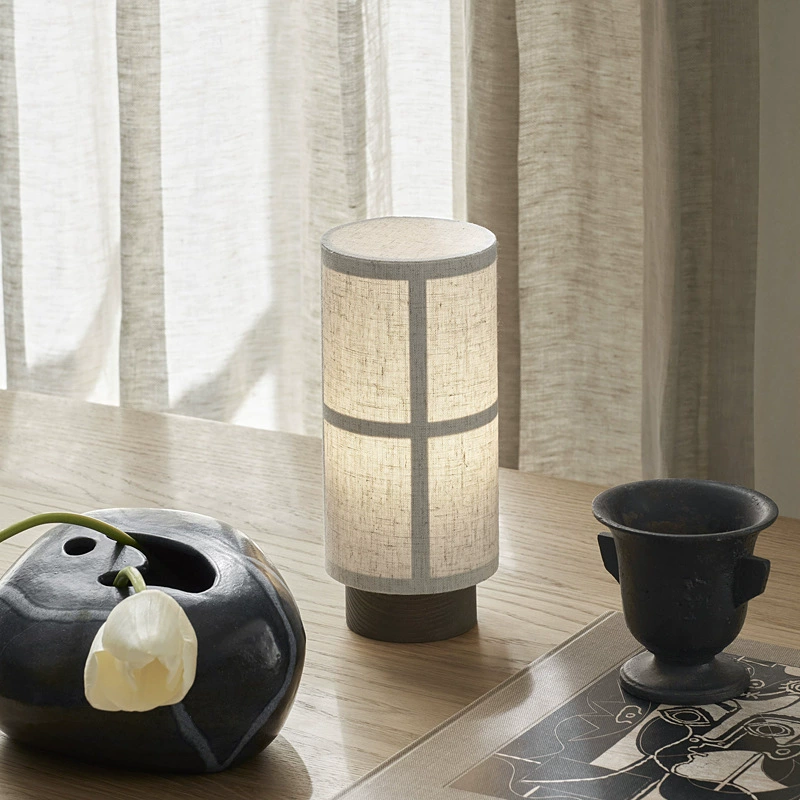 Japanse Zijden Tafellamp met Houten Voet en Warm Wit LED Licht 2