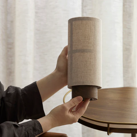 Japanse Zijden Tafellamp met Houten Voet en Warm Wit LED Licht 3