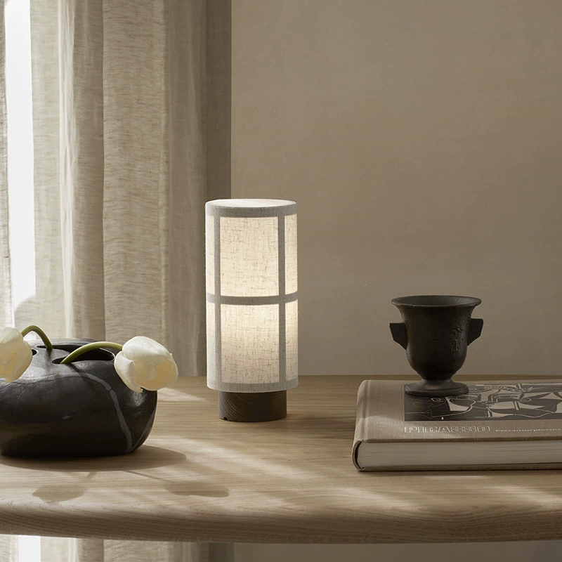 Japanse Zijden Tafellamp met Houten Voet en Warm Wit LED Licht 6