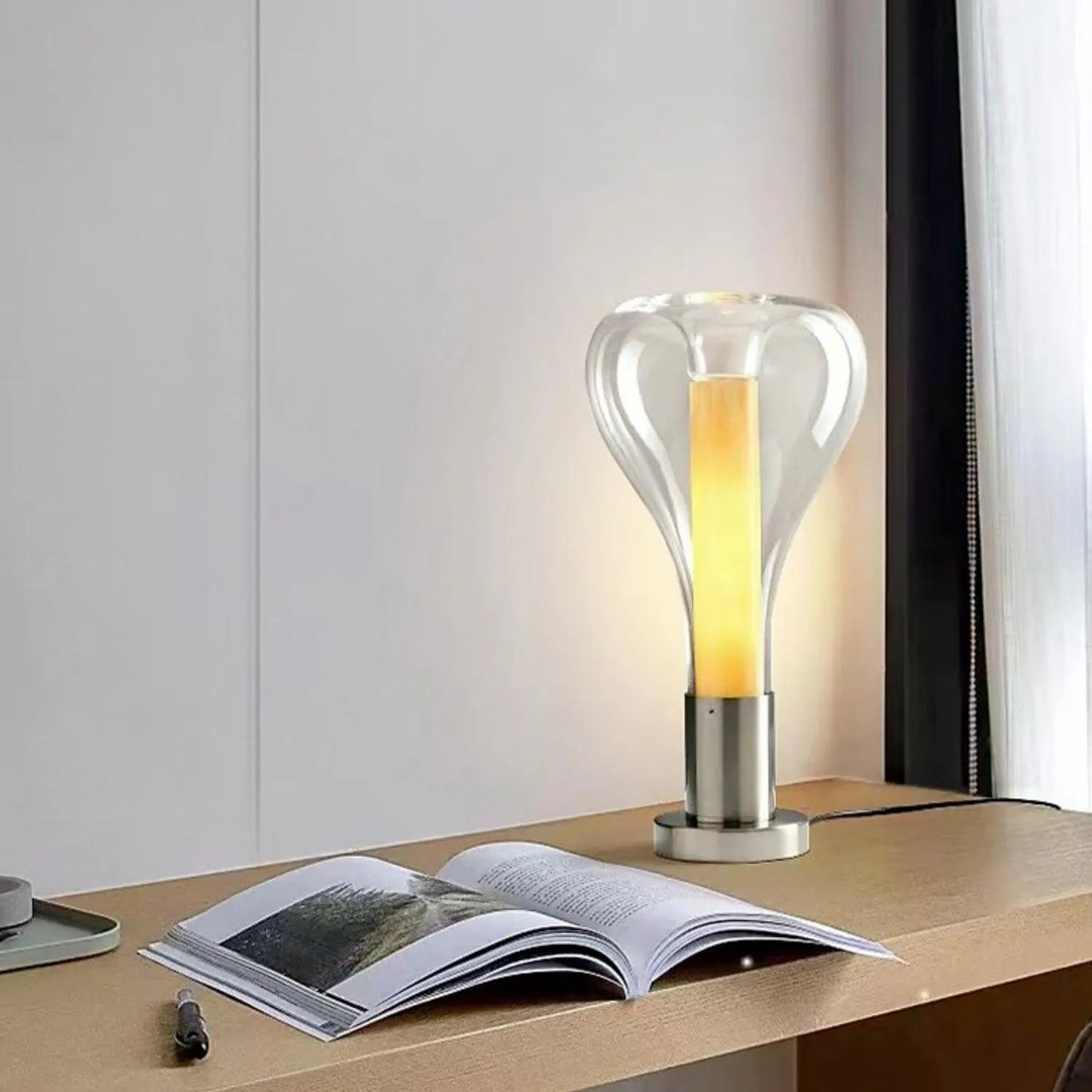 Lava Art Tafellamp met LED Verlichting – Creatief Glasontwerp voor Sfeervolle Interieurverlichting, Ø 22 cm, Hoogte 40 cm 0