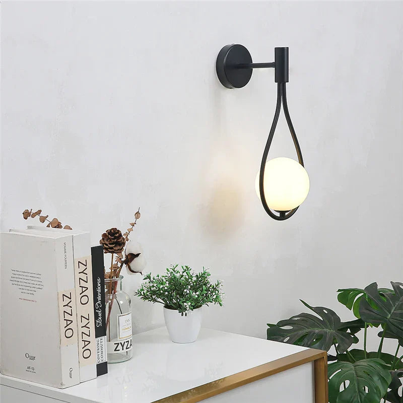 Metalen Glazen Bol LED Wandlamp – Modern Design met Warm Witte Verlichting 1