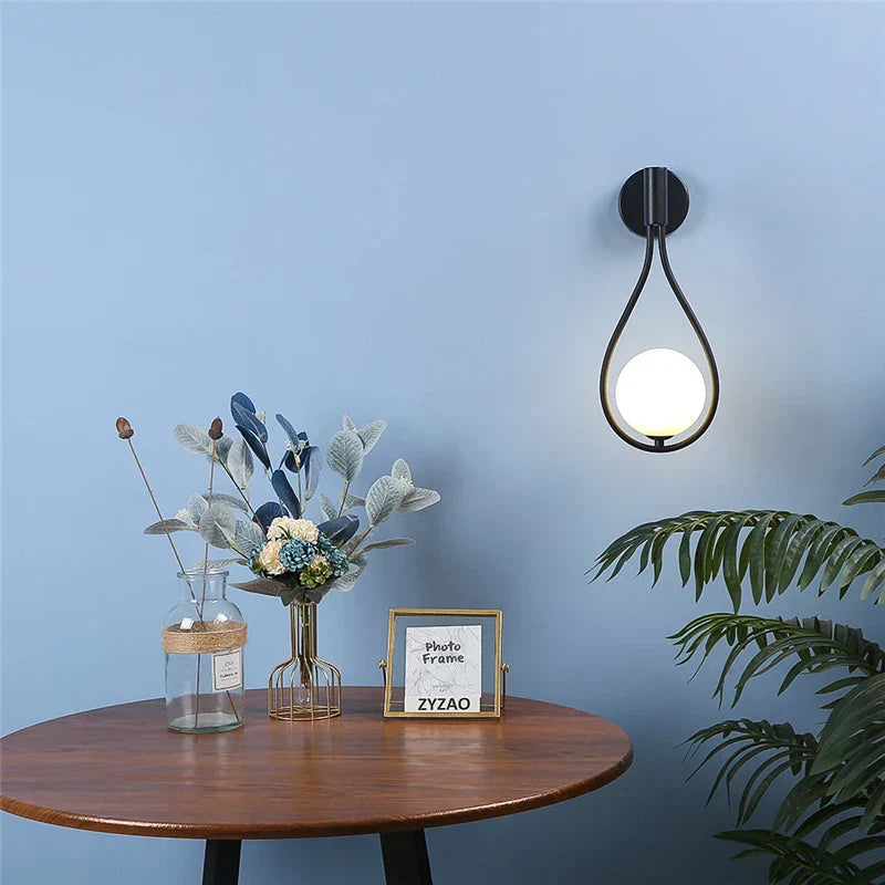 Metalen Glazen Bol LED Wandlamp – Modern Design met Warm Witte Verlichting 3