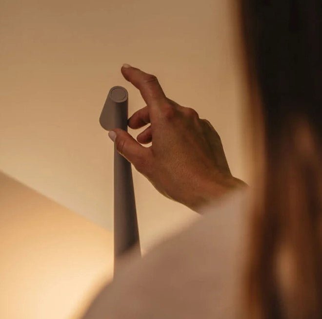 Oplaadbare Draadloze Tafellamp Zwart van Aluminium met Drie Lichtsterkten - Elegante Draagbare Designlamp 5