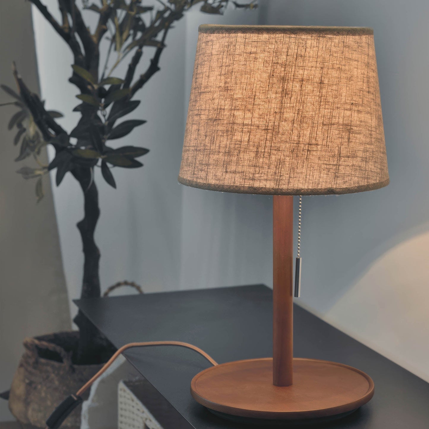 Scandinavische Walnotenlamp met Luxe Stoffen Kap – LED Verlichting voor een Serene Sfeer 7