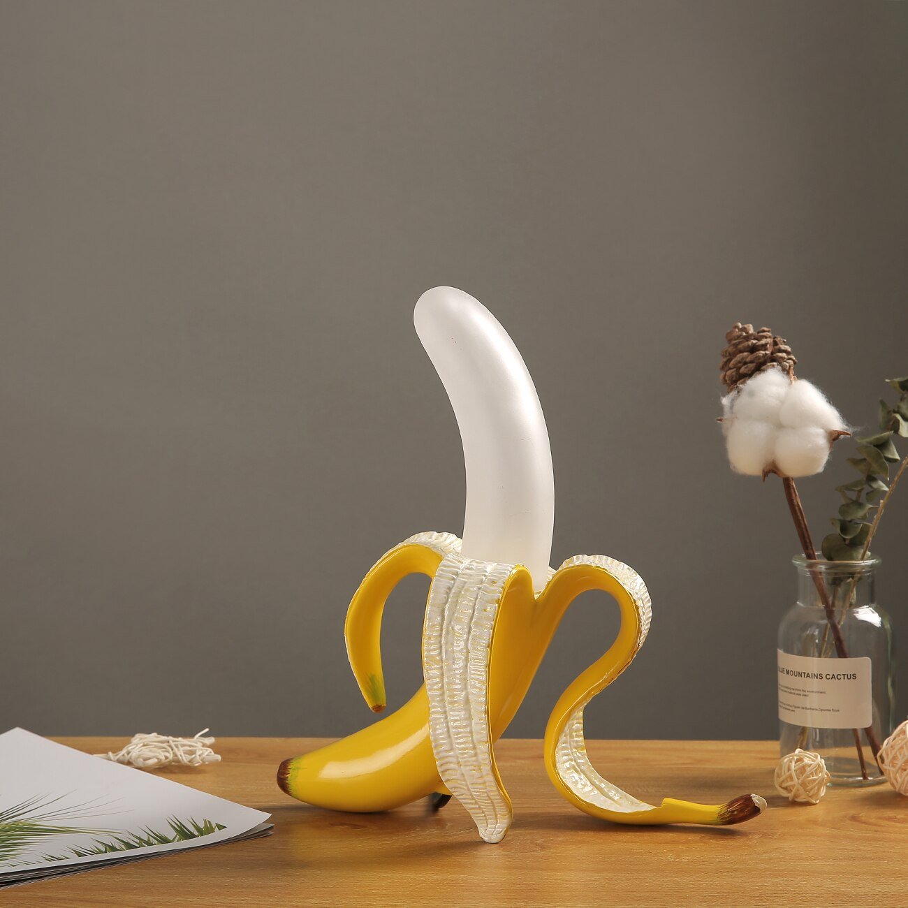 Stijlvolle Zwarte Tafellamp met Koperen Accenten - Warm Licht voor Woonkamer of Slaapkamer, Perfect als Nachtkast Lampje 11