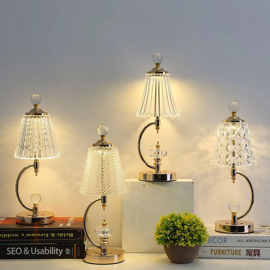 Vintage Gouden Tafellamp met Kristallen Kap en Draadloze Functionaliteit 1