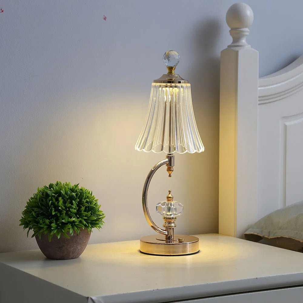Vintage Gouden Tafellamp met Kristallen Kap en Draadloze Functionaliteit 2