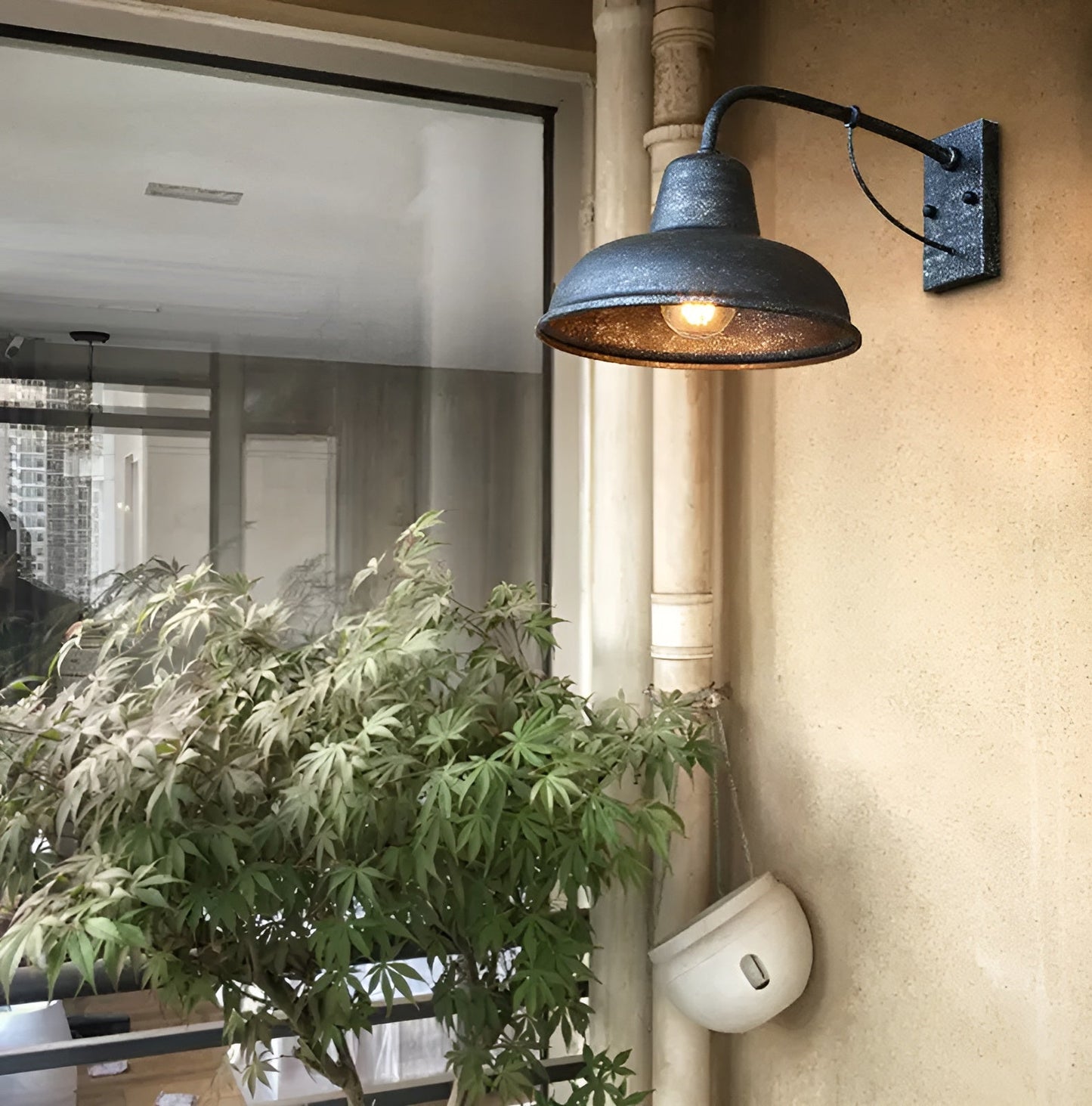 Wandlamp Zwart van IJzer – Vintage Muurlamp voor Binnen en Buiten, Duurzaam Ontwerp voor Elegante Verlichting 2