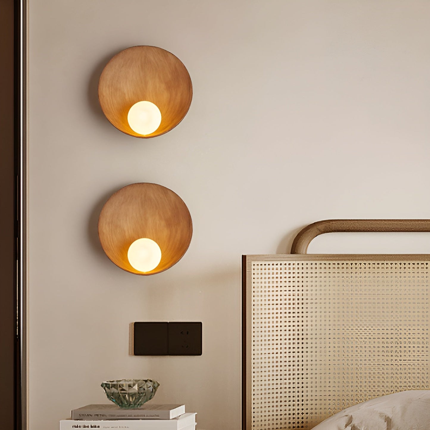Witte Wandlamp met Wabi-Sabi Design en Melkglazen Lampenkap – Elegante Binnenverlichting 0