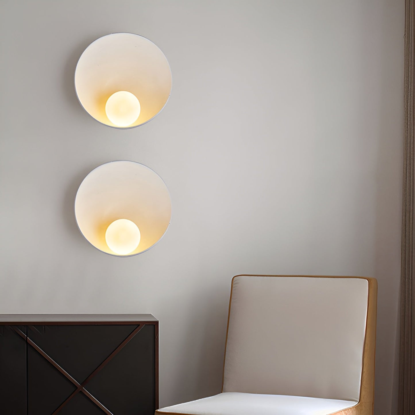 Witte Wandlamp met Wabi-Sabi Design en Melkglazen Lampenkap – Elegante Binnenverlichting 1