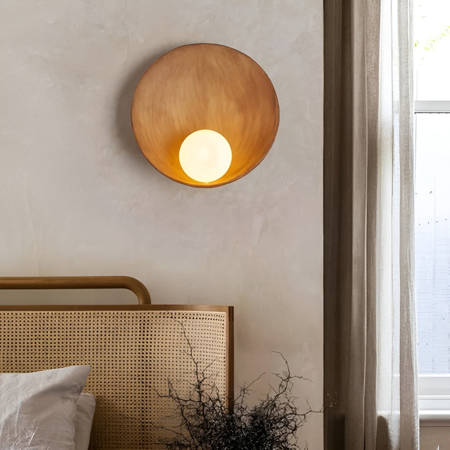 Witte Wandlamp met Wabi-Sabi Design en Melkglazen Lampenkap – Elegante Binnenverlichting 2