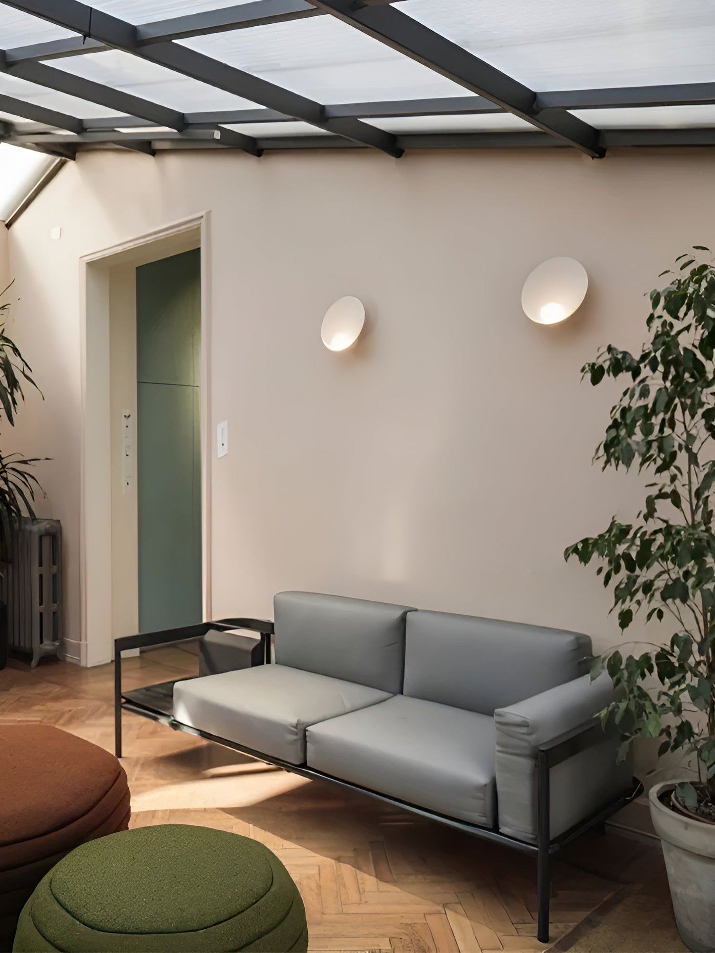 Witte Wandlamp met Wabi-Sabi Design en Melkglazen Lampenkap – Elegante Binnenverlichting 3