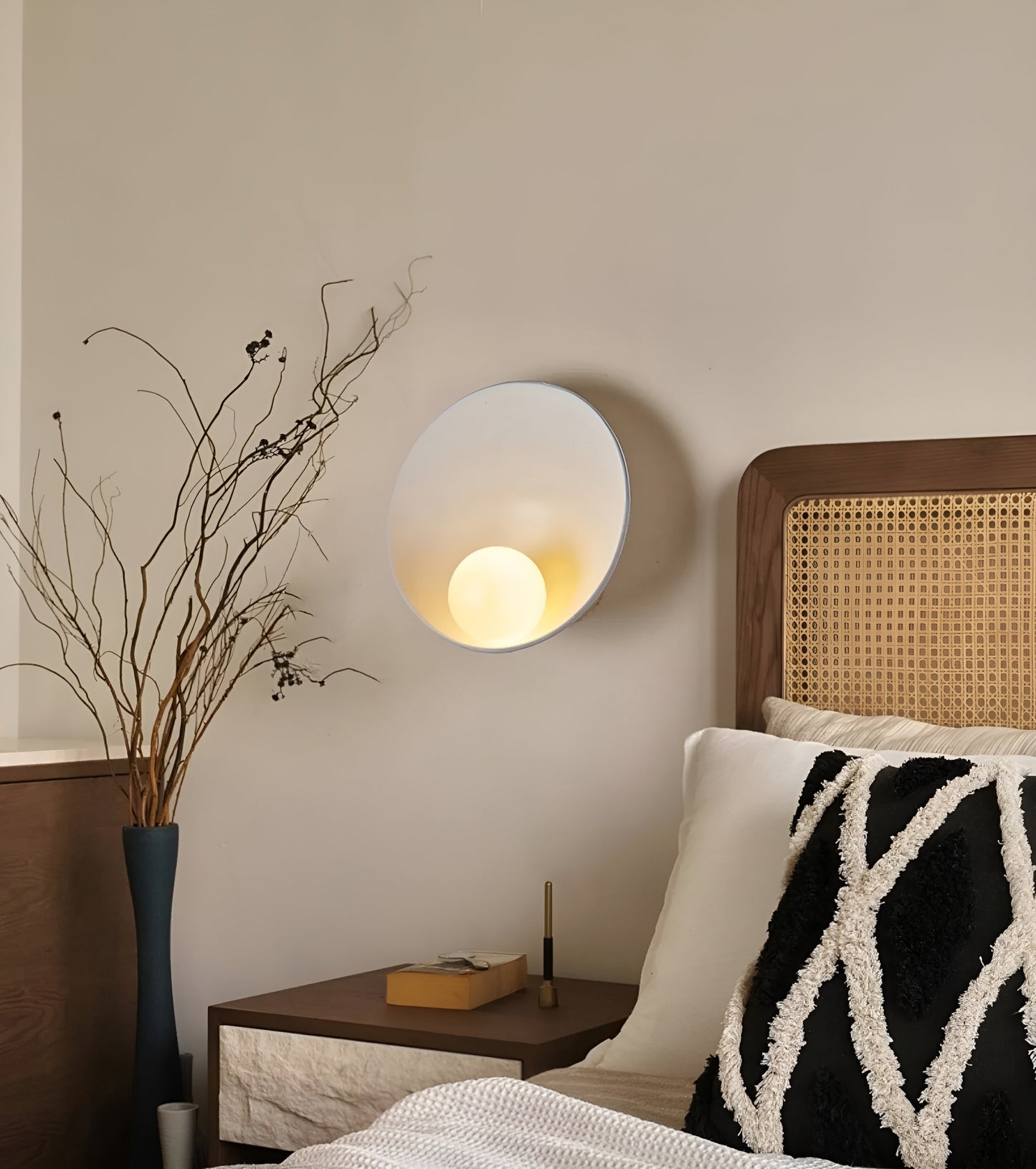 Witte Wandlamp met Wabi-Sabi Design en Melkglazen Lampenkap – Elegante Binnenverlichting 4