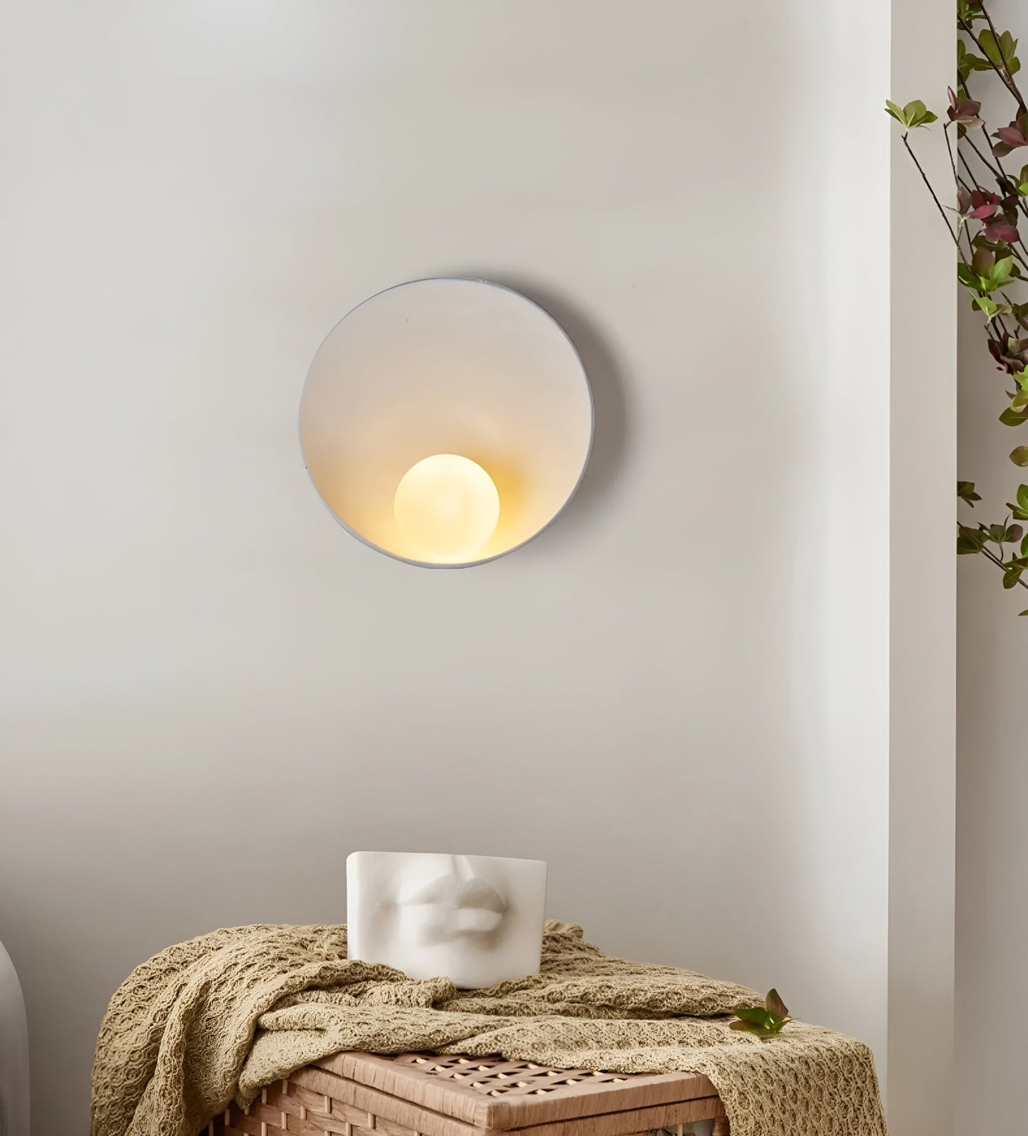 Witte Wandlamp met Wabi-Sabi Design en Melkglazen Lampenkap – Elegante Binnenverlichting 5