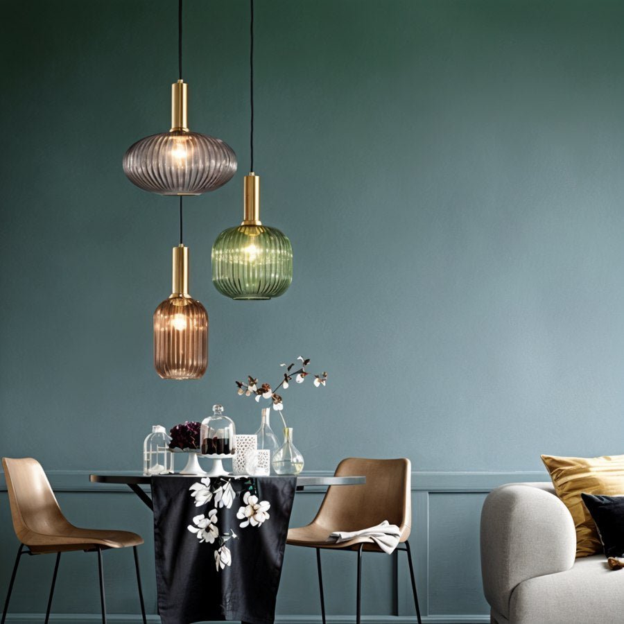 Hanglamp met Geribbelde Glazen Kap en Verguld Messing Accent – Elegante Woonkamer of Eetkamer Lamp