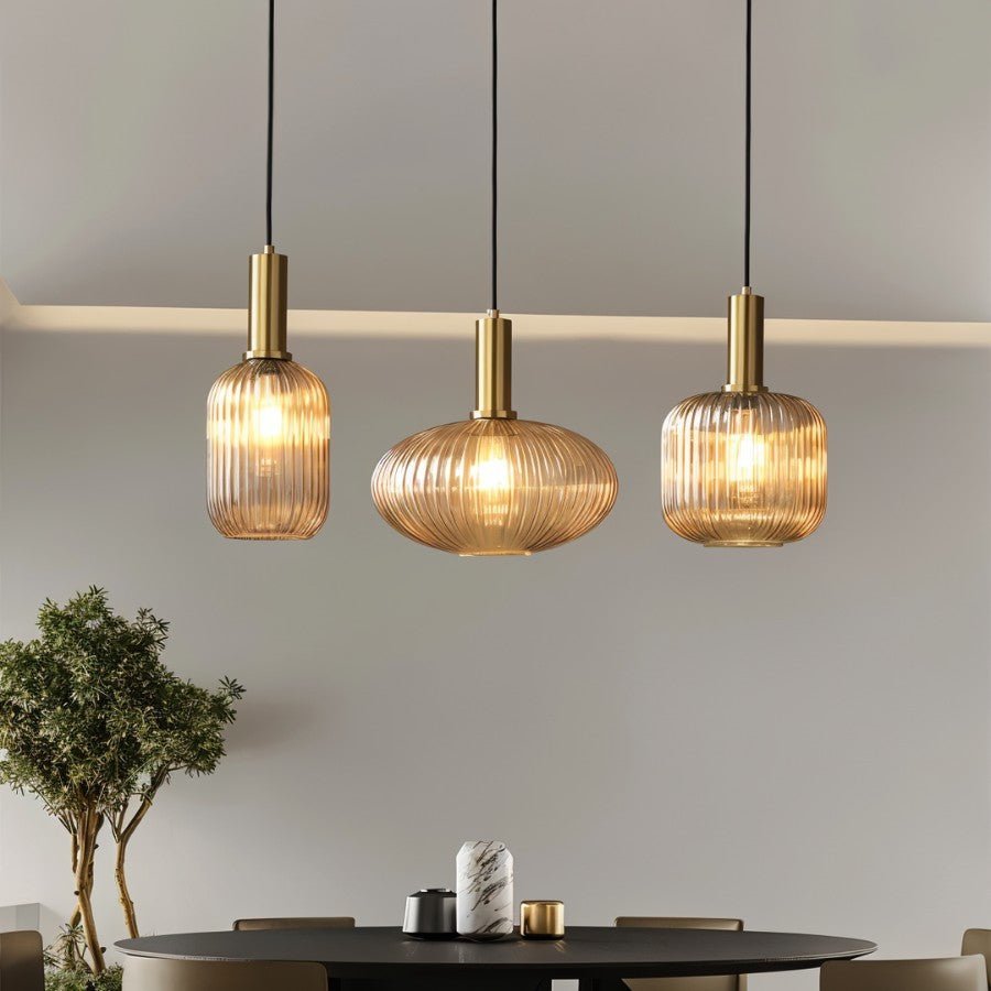 Hanglamp met Geribbelde Glazen Kap en Verguld Messing Accent – Elegante Woonkamer of Eetkamer Lamp