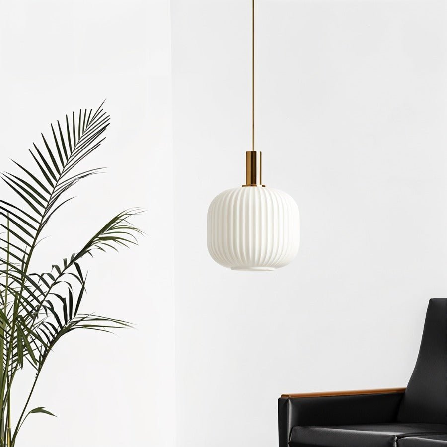 Hanglamp met Geribbelde Glazen Kap en Verguld Messing Accent – Elegante Woonkamer of Eetkamer Lamp