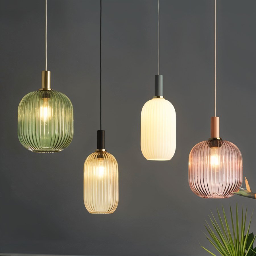 Hanglamp met Geribbelde Glazen Kap en Verguld Messing Accent – Elegante Woonkamer of Eetkamer Lamp