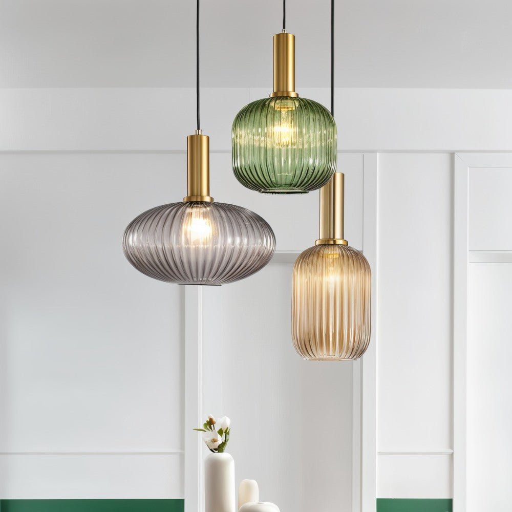 Hanglamp met Geribbelde Glazen Kap en Verguld Messing Accent – Elegante Woonkamer of Eetkamer Lamp