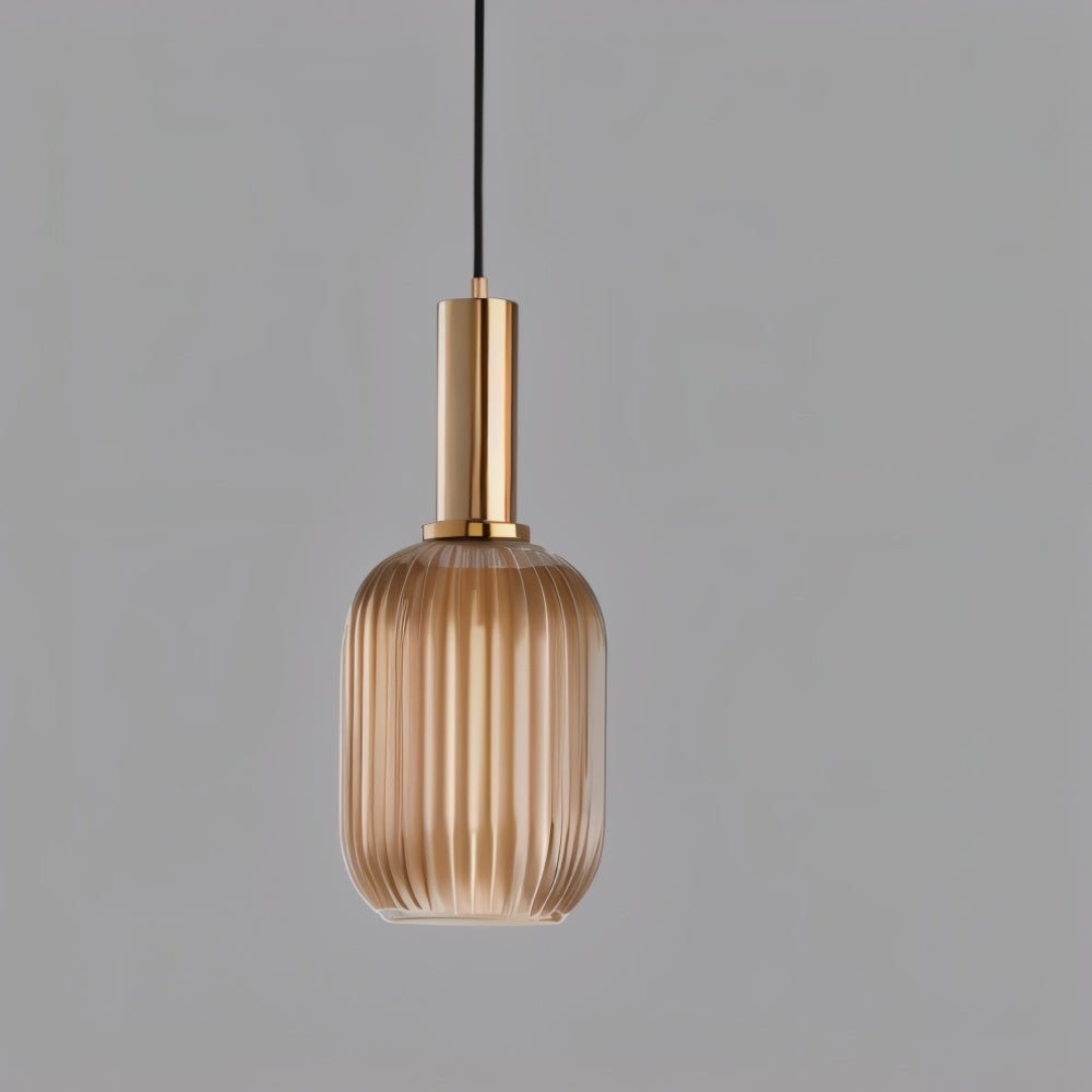 Hanglamp met Geribbelde Glazen Kap en Verguld Messing Accent – Elegante Woonkamer of Eetkamer Lamp