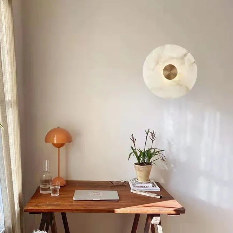 Art Deco Wandlamp van Natuurlijk Marmer en Messing - Elegante LED Muurlamp voor Binnengebruik 4