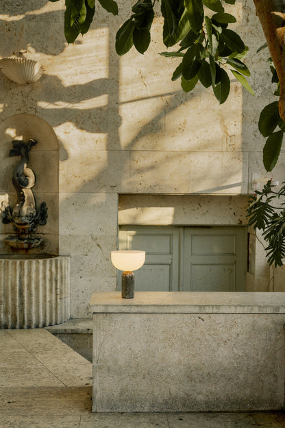 Draagbare Lamp met Natuurlijke Steenelementen en Wit Bovenstuk – Gris du Marais 1