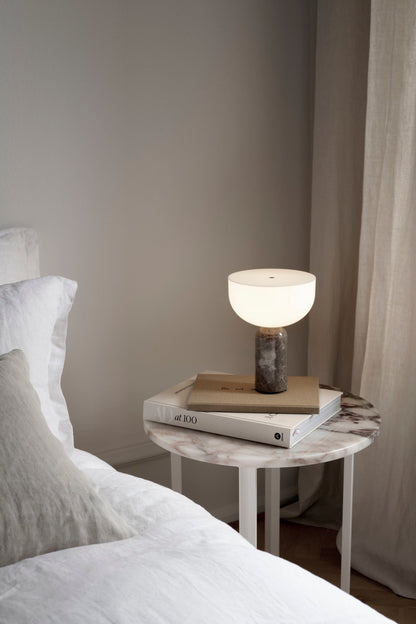 Draagbare Lamp met Natuurlijke Steenelementen en Wit Bovenstuk – Gris du Marais 3