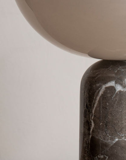 Draagbare Lamp met Natuurlijke Steenelementen en Wit Bovenstuk – Gris du Marais 4