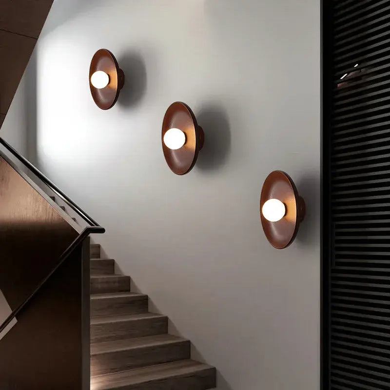 Landelijke Wandlamp van Hout in Licht en Donker – Rustiek Muurlamp voor Binnengebruik 1