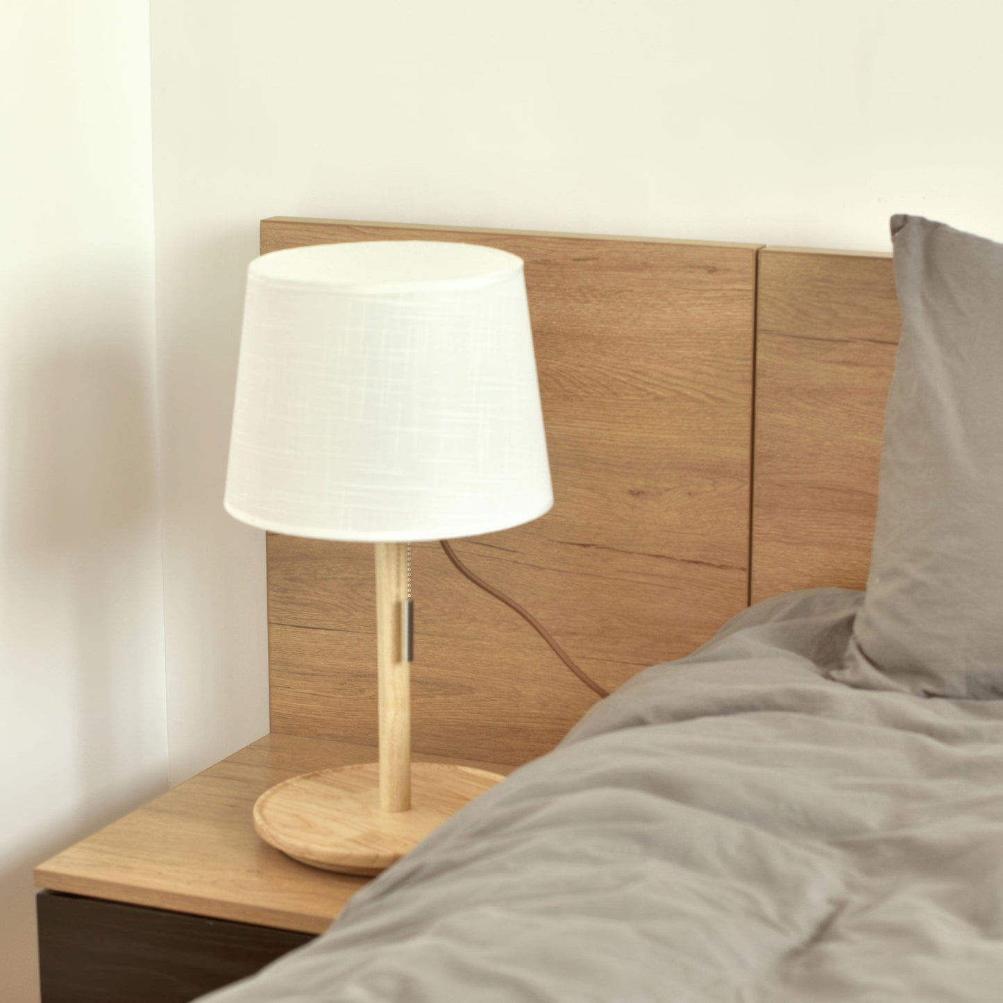 Scandinavische Walnotenlamp met Luxe Stoffen Kap – LED Verlichting voor een Serene Sfeer 2