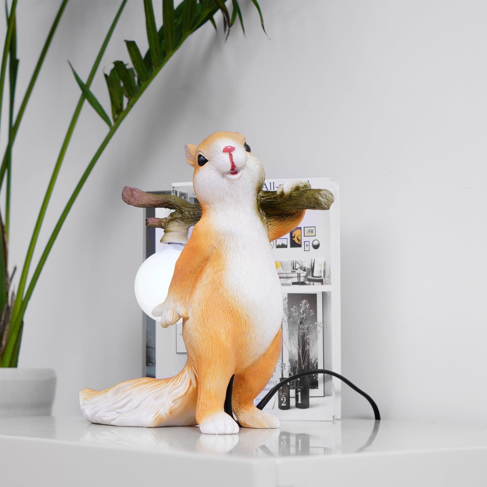 Schattige Eekhoorn Tafellamp met Warme LED Verlichting – Bruin en Groen, Perfect voor Woonkamer en Slaapkamer 1