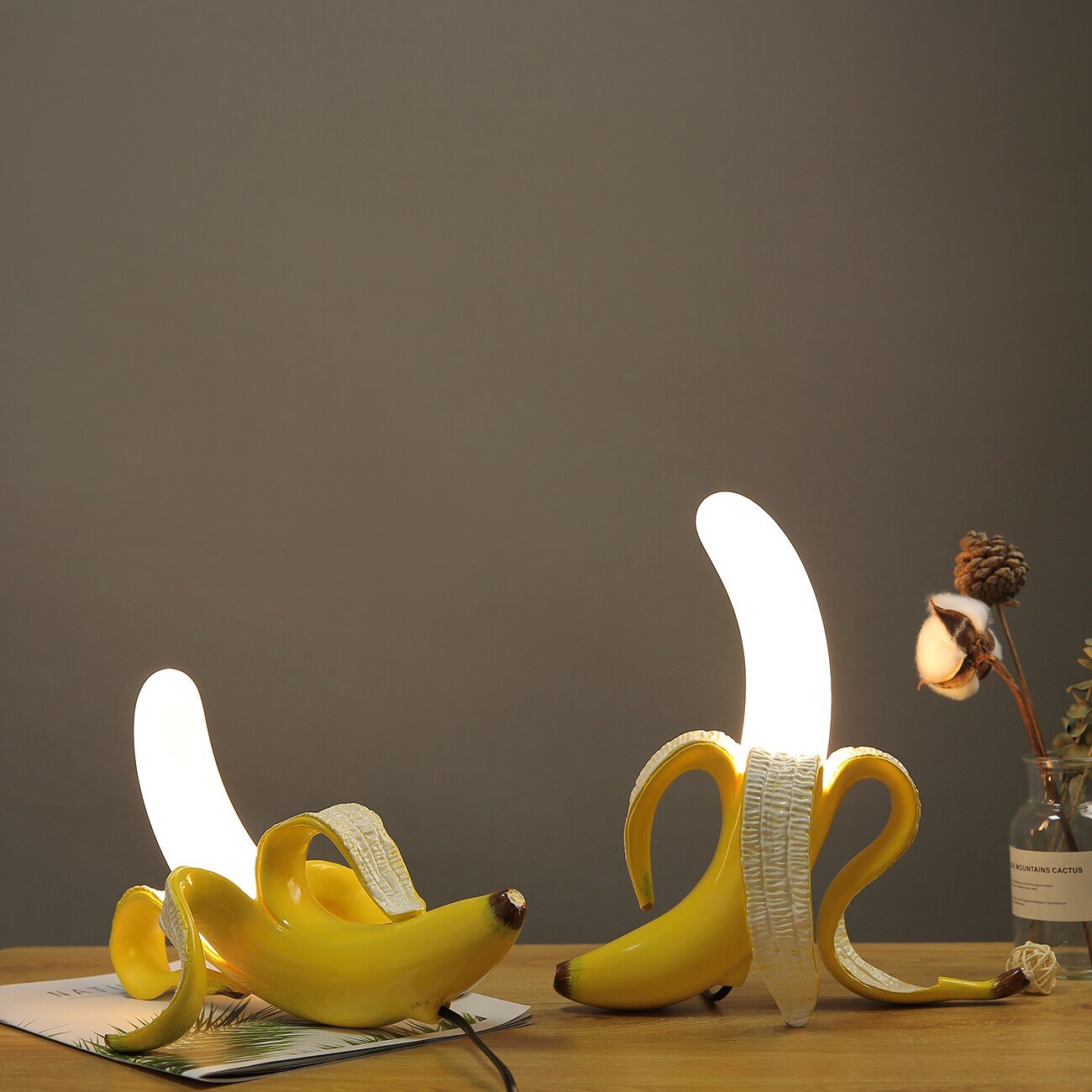 Stijlvolle Zwarte Tafellamp met Koperen Accenten - Warm Licht voor Woonkamer of Slaapkamer, Perfect als Nachtkast Lampje 3