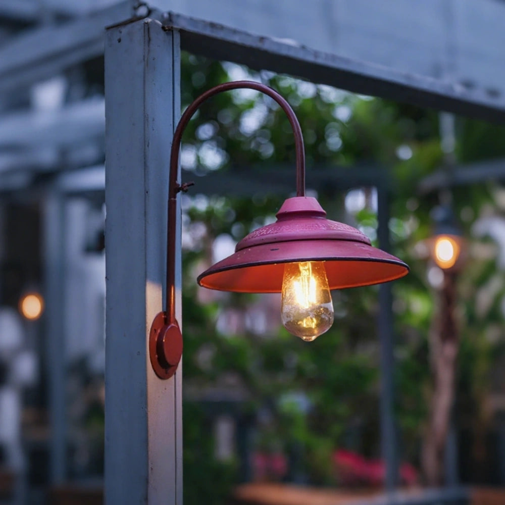 Vintage Solar Wandlamp Buiten met Bewegingssensor - Weerbestendig en Draadloos Muurlamp in Zwart Ijzer en Glas 1