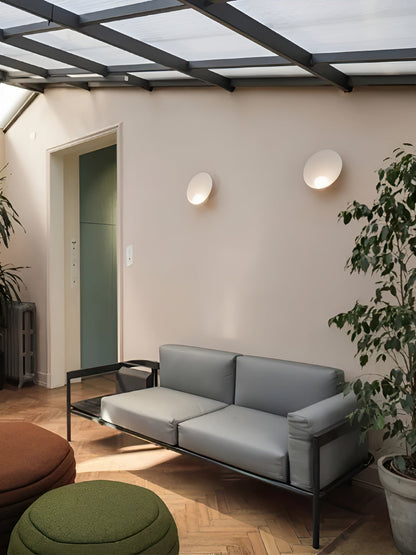 Witte Wandlamp met Wabi-Sabi Design en Melkglazen Lampenkap – Elegante Binnenverlichting 3