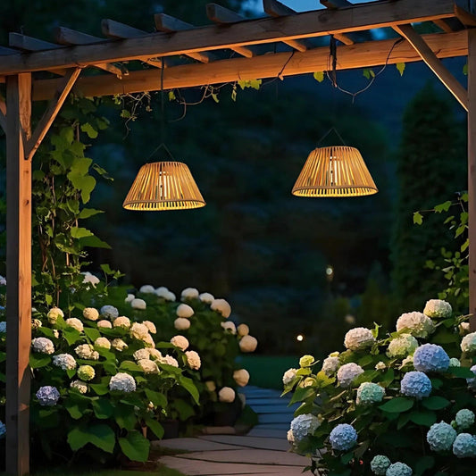 Zonne-energie Tuinlantaarn met USB-oplaadbare Back-up – Weerbestendig Faux Rattan Ontwerp met Automatische Schemeringssensor 1