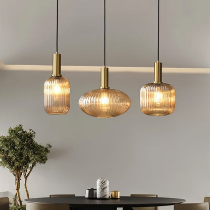 Hanglamp met Geribbelde Glazen Kap en Verguld Messing Accent – Elegante Woonkamer of Eetkamer Lamp