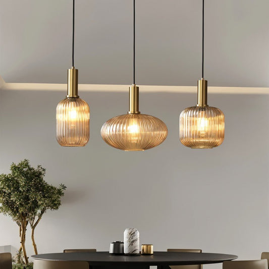Hanglamp met Geribbelde Glazen Kap en Verguld Messing Accent – Elegante Woonkamer of Eetkamer Lamp
