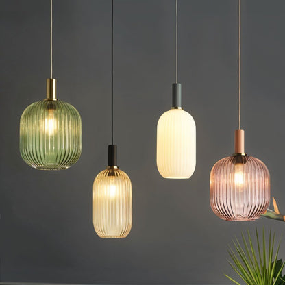 Hanglamp met Geribbelde Glazen Kap en Verguld Messing Accent – Elegante Woonkamer of Eetkamer Lamp
