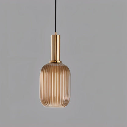 Hanglamp met Geribbelde Glazen Kap en Verguld Messing Accent – Elegante Woonkamer of Eetkamer Lamp